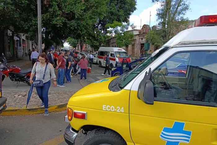 Choque entre moto y camioneta deja 2 heridos en la Madero Poniente de Morelia