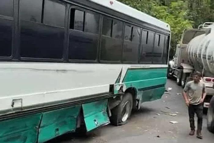 Choque entre un camión de pasajeros y un tráiler, en Acuitzio, deja 5 lesionados