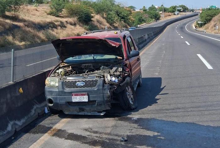 Choque frontal en la Cuatro Caminos-Apatzingán deja tres lesionados