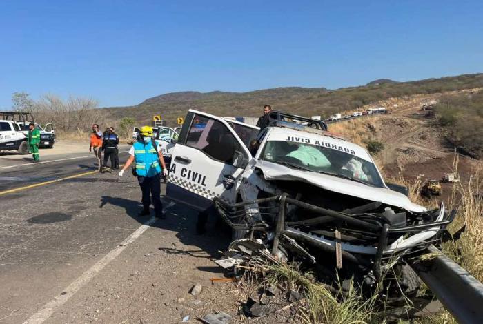 Choque frontal en la Siglo XXI deja cinco guardias civiles lesionados