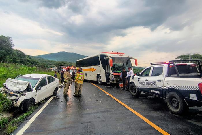Choque frontal entre autobús y automóvil deja un lesionado grave en Ixtlán
