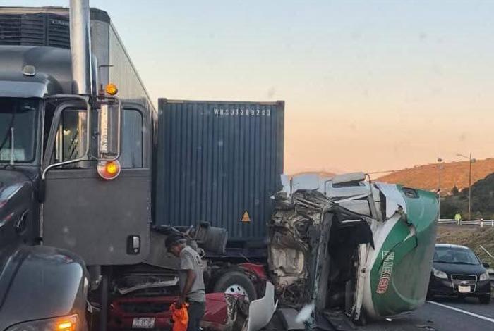 Choque frontal entre dos tráilers deja un lesionado