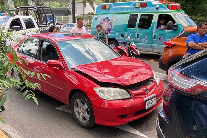 Choque múltiple deja un motociclista herido de gravedad en avenida Camelinas, en Morelia