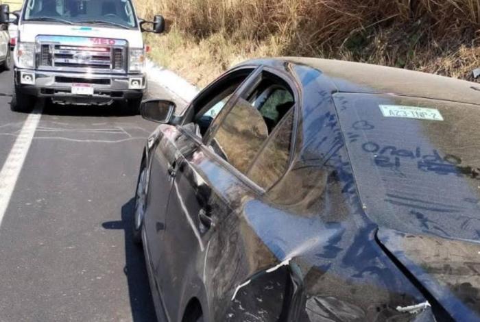 Choque vehicular en la Siglo XXI deja sólo daños materiales