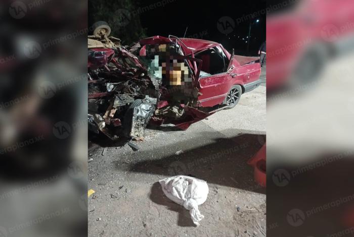 Choque-volcadura deja dos mu3rt0s en carretera de Zitácuaro