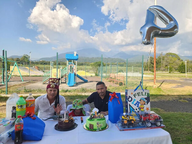 Chuchito celebra sus 4 años entre pastel de chocolate y dinosaurios