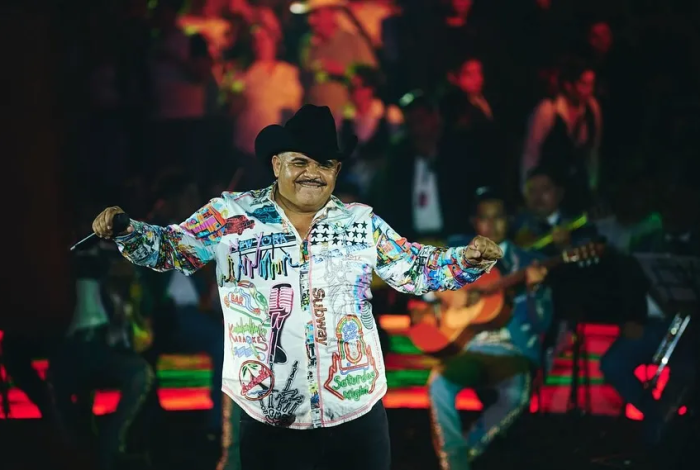 Chuy Lizárraga y la polémica por beso entre hombres en su concierto