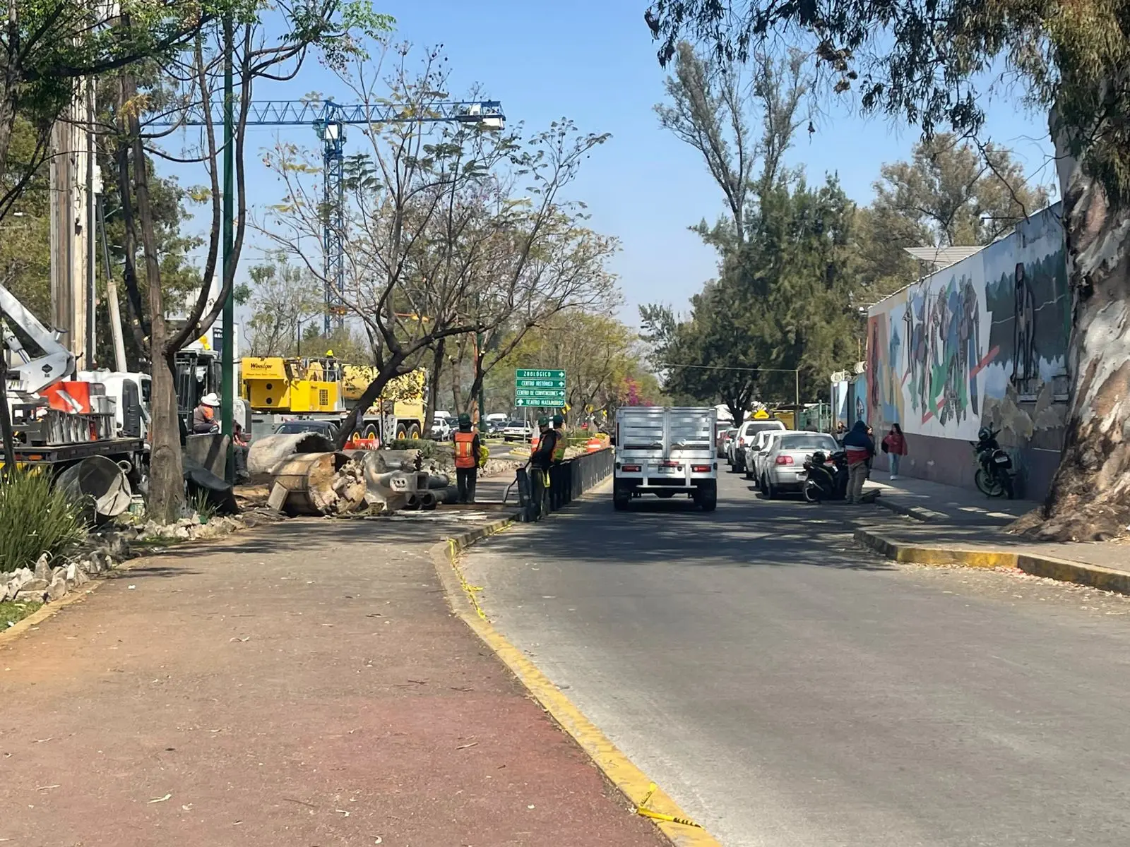 Cierran carriles por obras del Teleférico en Calzada Juárez