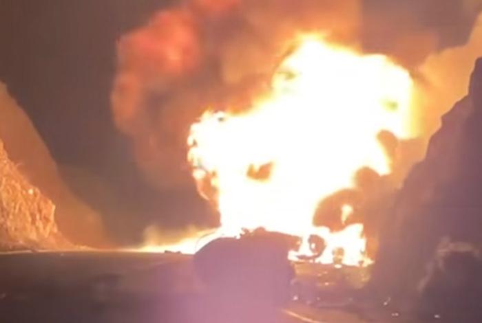 Cierre total en la Siglo XXI por choque e incendio de pipa con diésel