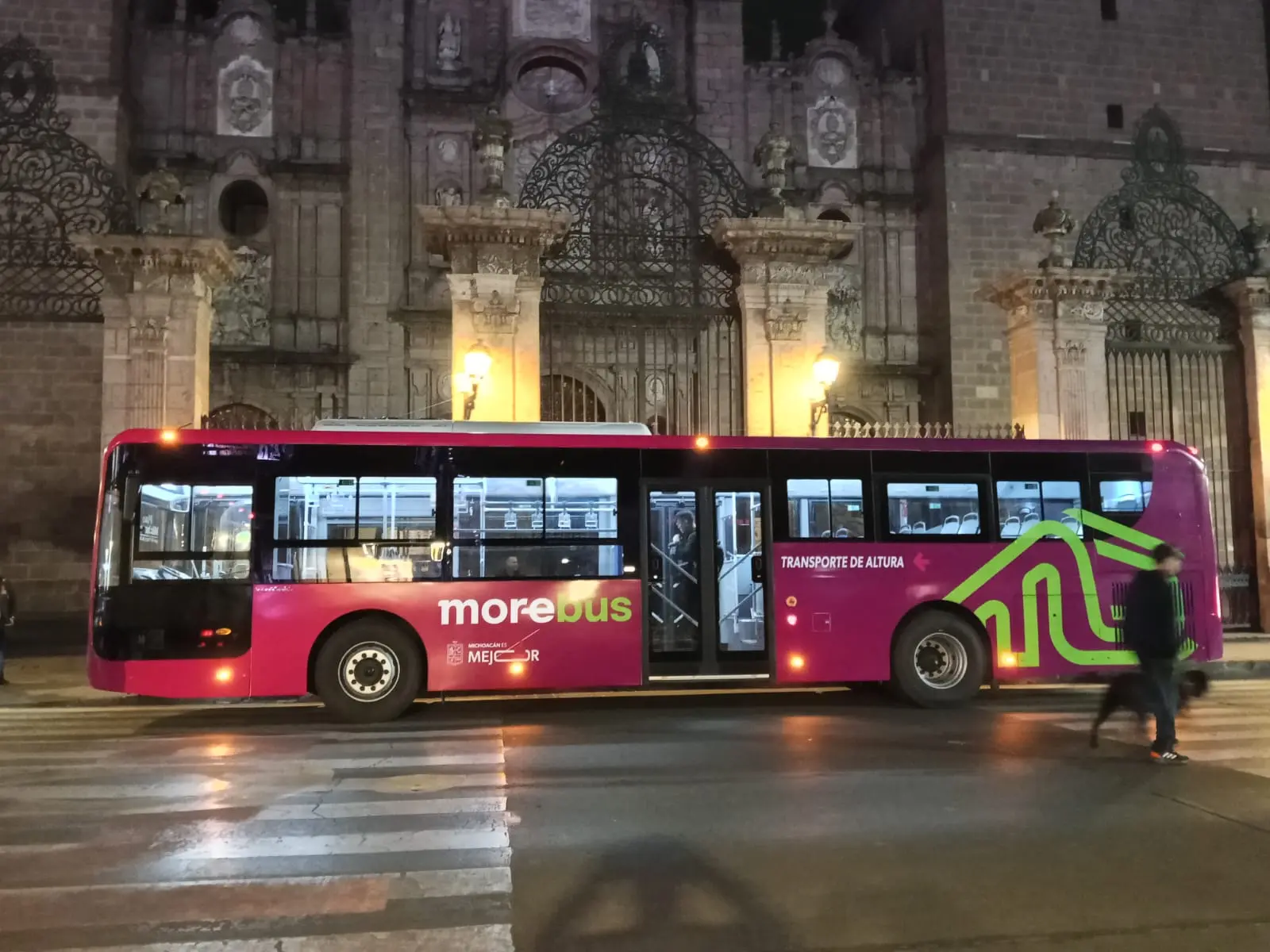 Cierre vial en el Centro Histórico de Morelia por presentación del “Morebús”