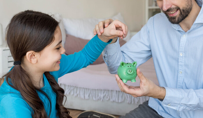 Cinco hábitos financieros que toda familia debería enseñar, incluso los niños
