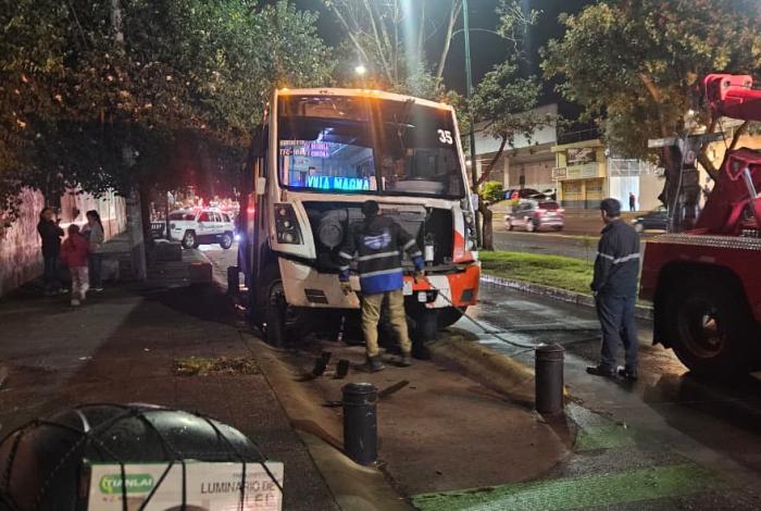Cinco pasajeros heridos tras choque de camión Villa Magna en la Madero Poniente