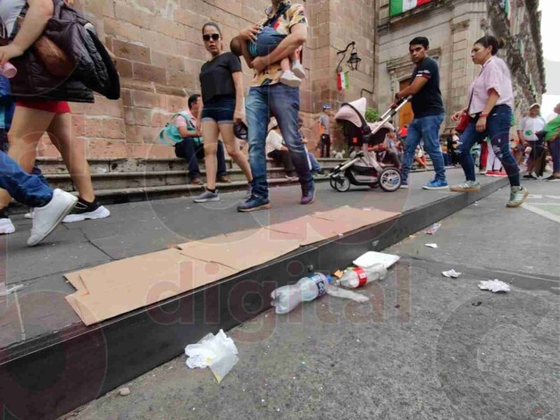 Ciudadanos continúan dejando basura en las calles después del tradicional Desfile Cívico-Militar