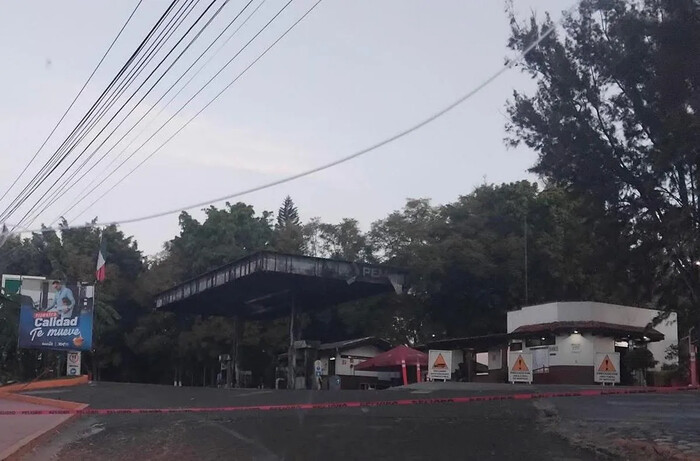 Civiles armados queman gasolinera y Oxxo en Cuitzeo