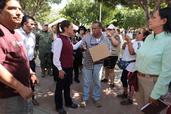 Claudia Sheinbaum supervisa entrega de ayuda a damnificados en Veracruz
