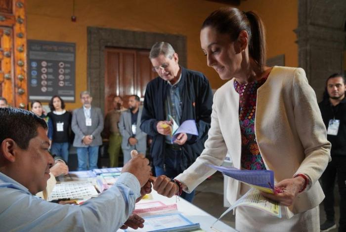 Claudia Sheinbaum vota en el antiguo Palacio del Arzobispado en CDMX