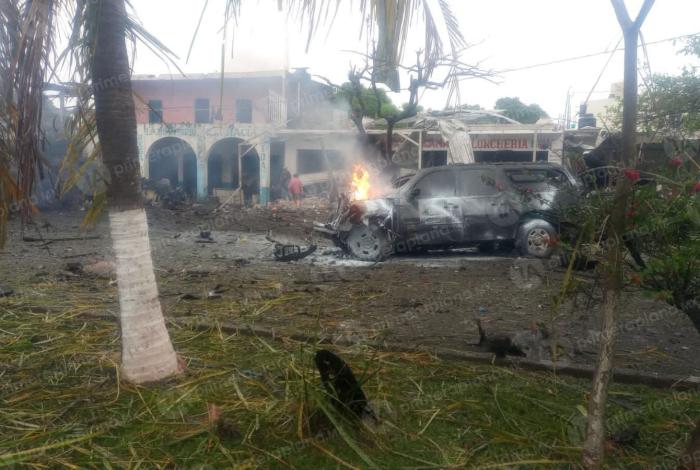 Coche b0mba en Coahuayana deja un muerto y 10 heridos
