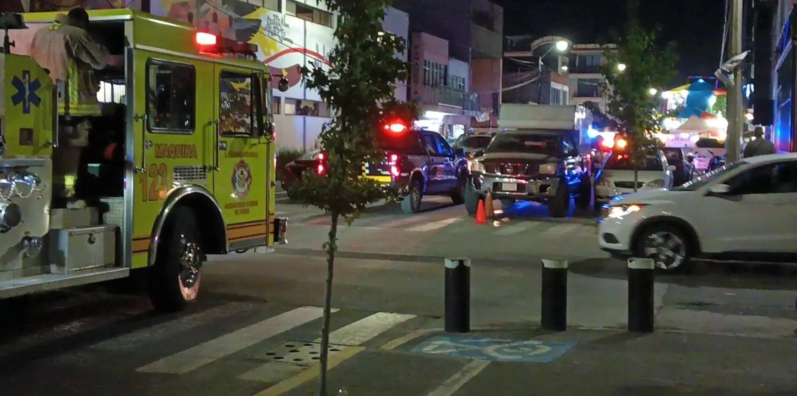 Cohete de castillo patronal cae en vivienda y moviliza a cuerpos de emergencia