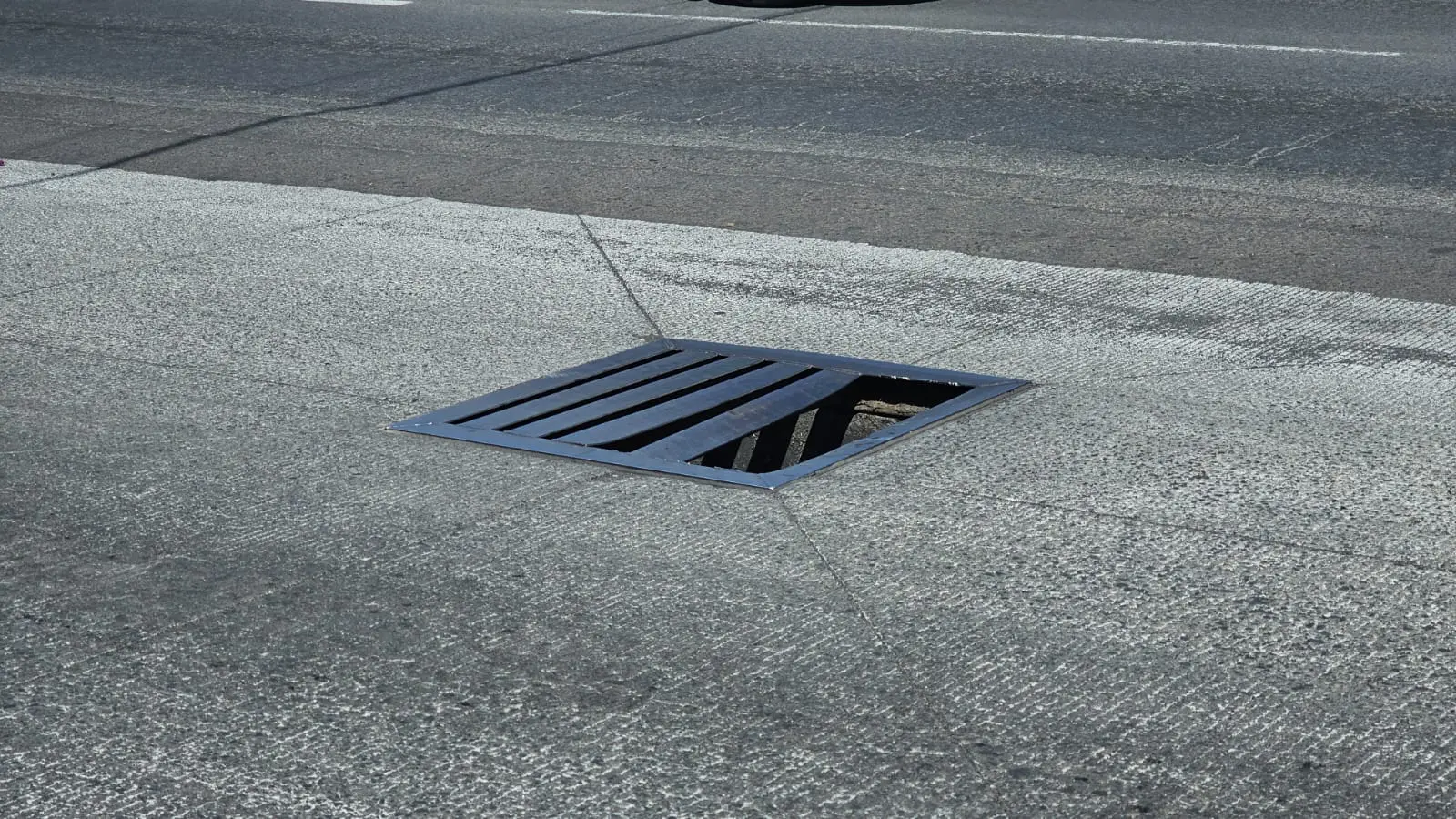 Coladera dañada en Avenida Madero Poniente, rumbo a salida a Quiroga