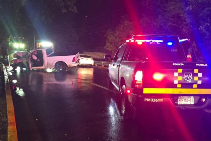 Colapsa letrero sobre dos vehículos en avenida Michoacán y se registra choque en el Libramiento Sur de Morelia