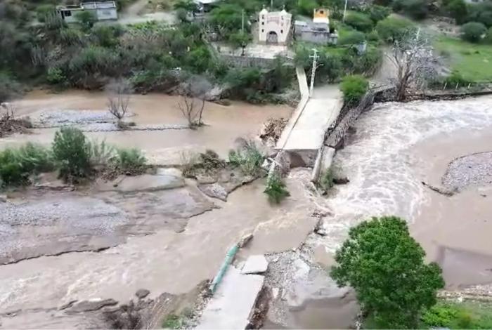 Colapsa puente vehicular y peatonal en Tolimán, Querétaro, por lluvias intensas