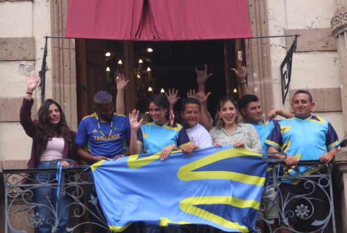 Colocan bandera de la comunidad sorda en el Palacio Legislativo