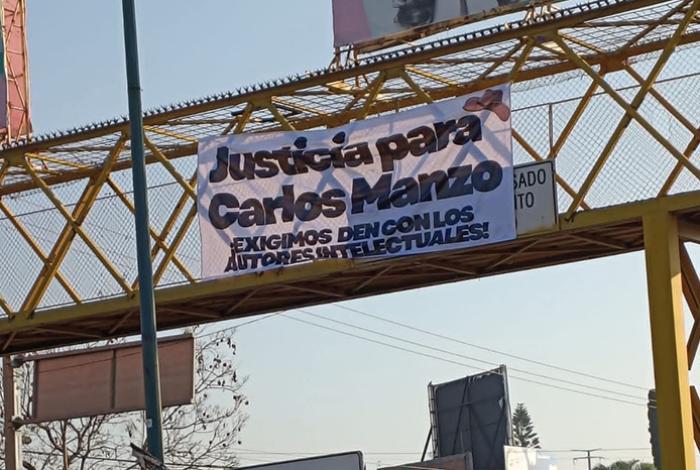 Colocan lona en puente peatonal de Morelia para exigir justicia por el asesinato de Carlos Manzo