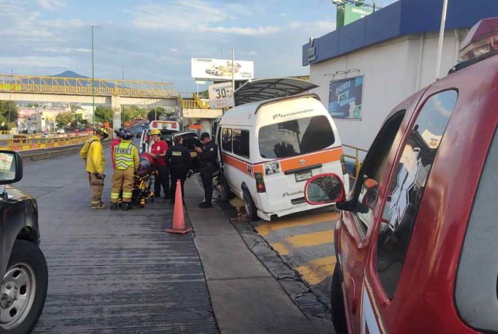 Combi choca contra banqueta en el Libramiento Oriente de Morelia