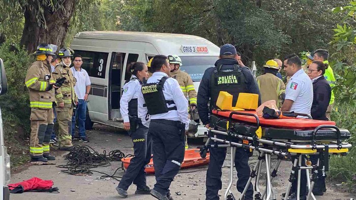 Combi choca taxi y lo lanza al Río Grande de Morelia