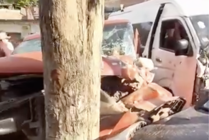 Combi se queda sin frenos y choca contra dos vehículos en Salvador Escalante; hay 12 heridos