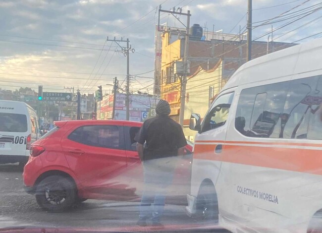 Combi y auto protagonizan choque en la Av. Morelos Norte de Morelia