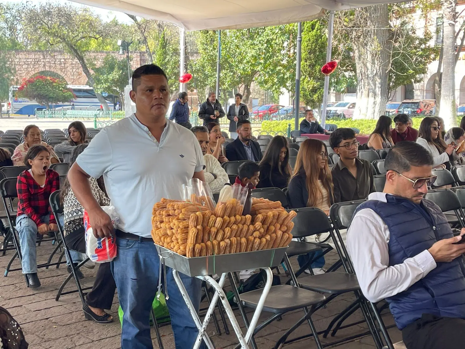 Comerciantes ambulantes aprovecharon las bodas masivas para vender sus productos