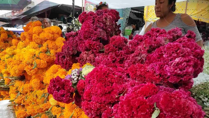 Comerciantes en panteones y mercados, reportan bajas ventas de flores