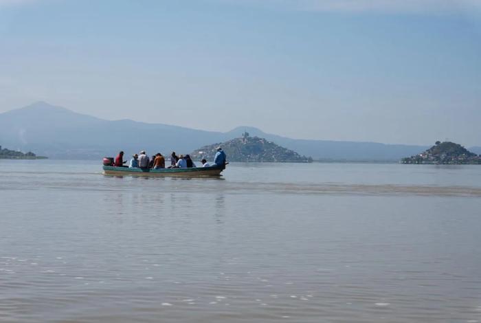 Compesca libera 30 mil crías de pez blanco y acúmara en el lago de Pátzcuaro