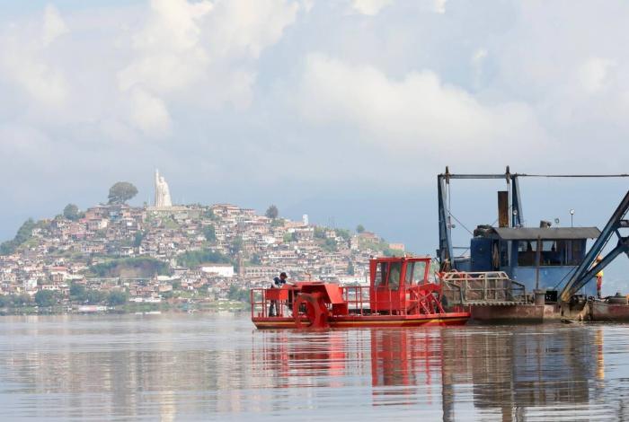 Compesca prepara muelles y canales del lago de Pátzcuaro para Noche de Muertos