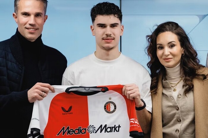 ¡Competencia para Santi Gimenez! Feyenoord firmó al hijo del legendario Robin van Persie