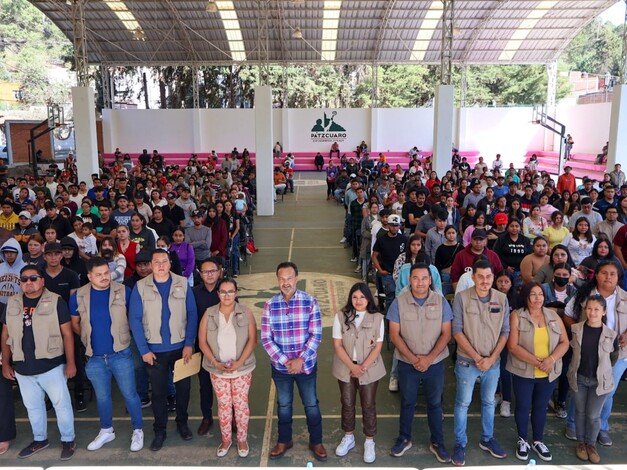 Compromiso con la juventud: Julio Arreola entrega 480 tarjetas a beneficiarios en Pátzcuaro