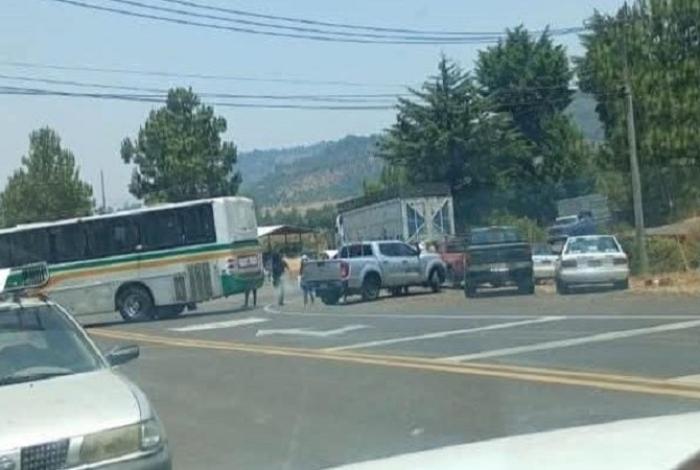 Comunero baleado y despojado desata bloqueo en la Uruapan-Los Reyes