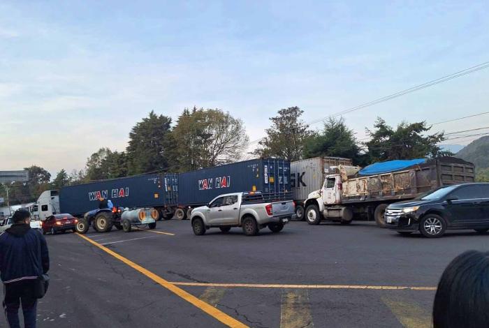 Comuneros bloquean la carretera Uruapan-Paracho, en la desviación a Los Reyes, por captura de presuntos talamontes