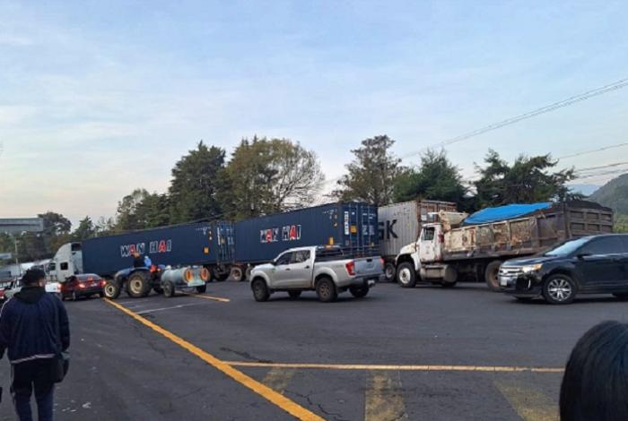 Comuneros bloquean la Uruapan-Paracho, por captura de presuntos talamontes