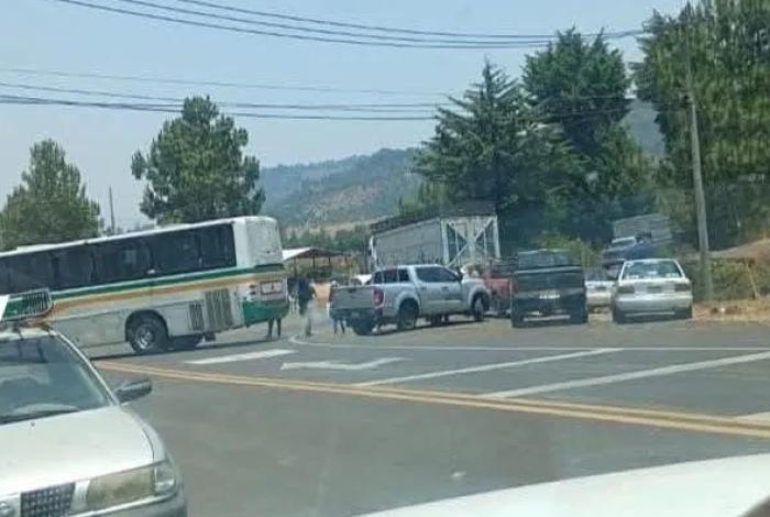 Comuneros de Angahuan bloquean la carretera Uruapan-Los Reyes: exigen mayor seguridad