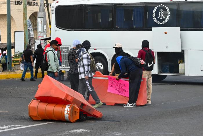 Comuneros de Carapan bloquean libramiento de Morelia y quem4n motopatrulla