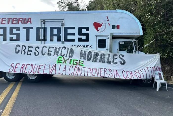 Comuneros de Crescencio Morales bloquean carretera en la Zitácuaro-Toluca