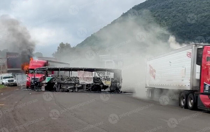 Comuneros de La Cantera queman dos trailers; exigen aparición de siete policías comunitarios