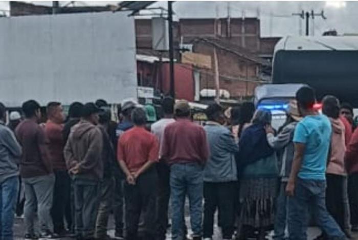 Comuneros de Santa Fe bloquean carretera por la detención de seis compañeros