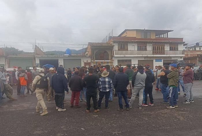 Comuneros de Santa Fe de la Laguna toman carretera Quiroga - Zacapu por tiempo indefinido