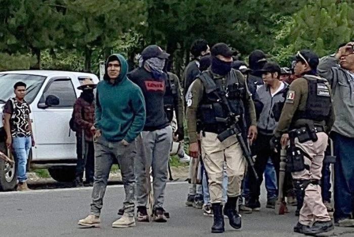 Comuneros denuncian represión durante bloqueo en Carapan