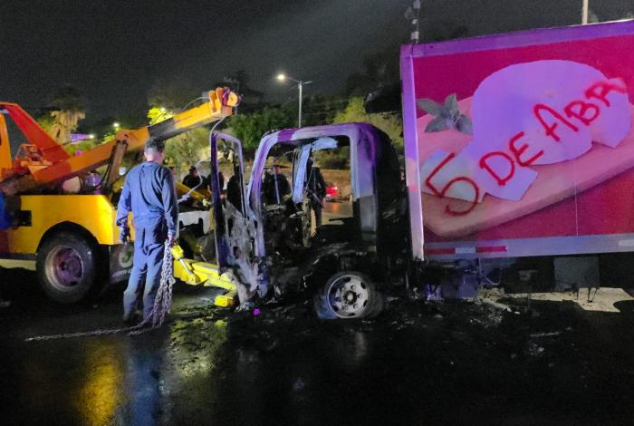 Comuneros tumban los dos portones de Casa Michoacán y queman camionetas particulares