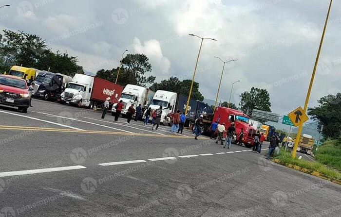 Comunidades indígenas bloquean seis carreteras en Michoacán