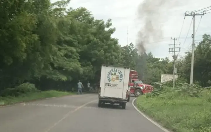Comunidades indígenas bloquean carreteras en Michoacán este viernes